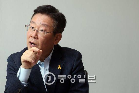 전당대회 출마 고심중인 이재명 성남시장. 강정현 기자