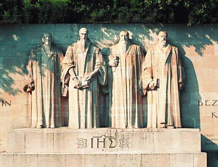 스위스 제네바에 있는 종교개혁기념비. 1909년부터 1917년까지 만든 이 부조는 왼쪽부터 종교개혁의 수장인 칼뱅을 시작으로 제네바서 종교개혁을 처음으로 부르짖은 파렐과 제네바대학을 설립한 베즈, 스코틀랜드에 장로교를 뿌리내린 녹스 순으로 조각돼 있다.