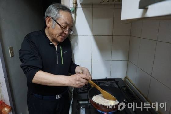 모친을 위해 새우 요리를 만드는 정성기씨. /사진=김지훈 기자