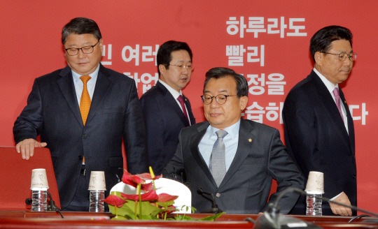 5일 오전 여의도 새누리당사에서 열린 최고위원회의에서 이정현(오른쪽 두 번째) 대표가 친박(친박근혜) 지도부에 둘러싸인 채 자리에 앉아 있다. 왼쪽부터 조원진·이장우 최고위원, 이 대표, 박맹우 사무총장. 김낙중 기자 sanjoong@