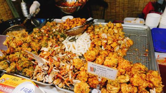 이 포장마차에 들어오면 뭔가 수북히 쌓여있는 닭 튀김 위에 꽂힌 팻말들로 ‘뭐 시키지?’라고 당황할 수 있다. 하지만 여기선 ‘몇 인분’인지만 주문하면 된다.왜냐면 다 섞어 주니까! 1인분에 3,000원./정가람기자