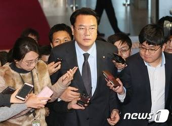 청와대에서 박근혜 대통령과 회동을 마친 정진석 새누리당 원내대표가 6일 서울 여의도 국회 의원총회에 참석하며 취재진의 질문을 받고 있다. 2016.12.6/뉴스1 © News1 송원영 기자