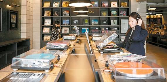 서울 이태원에 있는 대형 레코드숍 ‘바이닐 앤 플라스틱’의 레코드숍에서 젊은 여성들이 LP로 음악을 감상하고 있다.