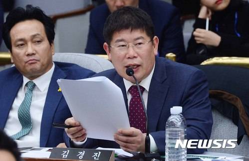 【서울=뉴시스】전신 기자 = 6일 서울 여의도 국회에서 열린 박근혜 정부의 최순실 등 민간인에 의한 국정농단 의혹 사건 진상 규명을 위한 국정조사 특별위원회에서 국민의당 김경진 의원이 질의하고 있다. 2016.12.06   photo1006@newsis.com