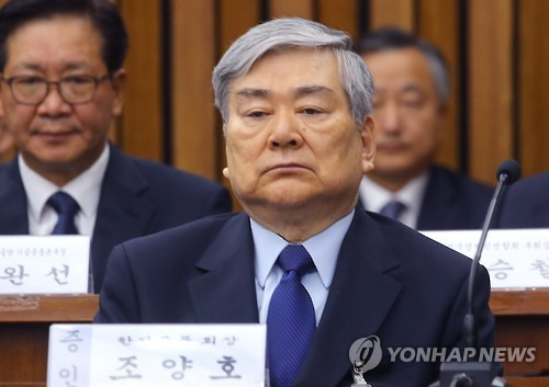 (서울=연합뉴스) 황광모 기자 = 조양호 한진그룹 회장이 6일 오전 국회에서 열린 '박근혜 정부의 최순실 등 민간인에 의한 국정농단 의혹 사건 진상 규명을 위한 국정조사 특별위원회'에서 증인으로 출석해 의원 질의를 듣고 있다.  2016.12.6       hkmpooh@yna.co.kr