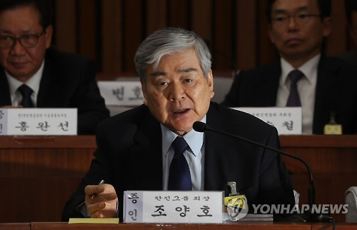 (서울=연합뉴스) 이정훈 기자 = 조양호 한진그룹 회장이 6일 오후 국회에서 열린 최순실 국정농단 의혹 진상규명을 위한 국정조사 특위 1차 청문회에서 증인으로 출석해 의원질의에 답하고 있다. 2016.12.6       uwg806@yna.co.kr