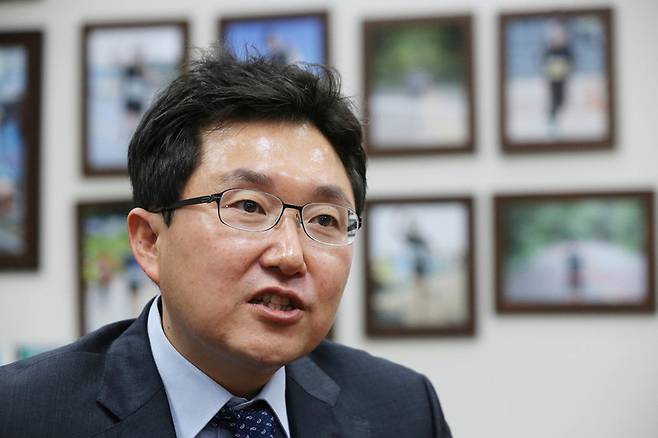 6일 오전 국회 의원회관에서 김용태 무소속 의원이 한겨레와 인터뷰를 하고 있다. 김봉규 선임기자 bong9@hani.co.kr