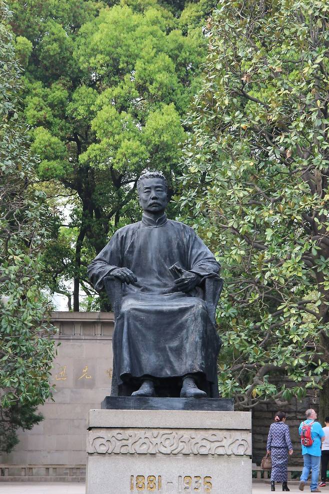 14억 중국인이 사랑하는 작가 루쉰의 동상. 그의 묘가 상하이 루쉰 공원에 있다.