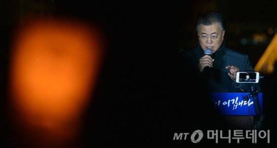 문재인 전 더불어민주당 대표가 5일 오후 서울 영등포구 국회의사당 정문 앞에서 열린 '국민과 함 께하는 여의도촛불'에 참석해 발언을 하고 있다. 2016.12.5/뉴스1  <저작권자 © 뉴스1코리아, 무단전재 및 재배포 금지>