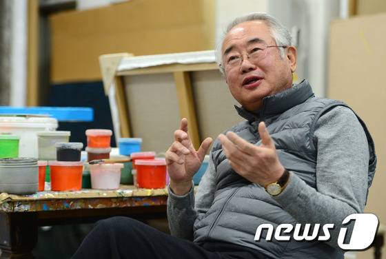 '포스트 단색화가'로 주목 받고 있는 김태호 화백이 2일 서울 목동 작업실에서 뉴스1과 인터뷰를 하고 있다.2016.12.2/뉴스1 © News1 이광호 기자