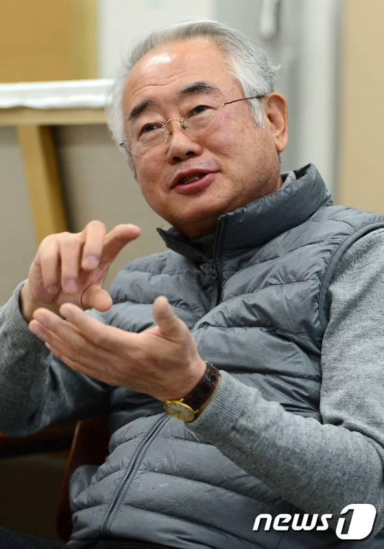 '포스트 단색화가'로 주목 받고 있는 김태호 화백이 2일 서울 목동 작업실에서 뉴스1과 인터뷰를 하고 있다.2016.12.2/뉴스1 © News1 이광호 기자