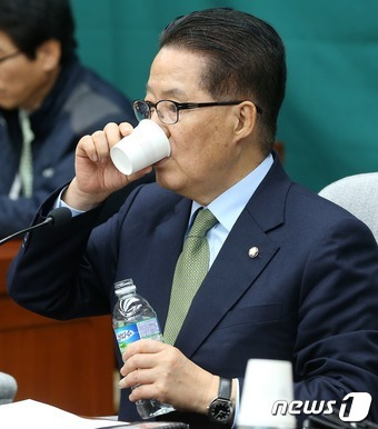 박지원 국민의당 원내대표가 8일 오전 서울 여의도 국회에서 열린 의원총회에서 물을 마시고 있다. 2016.12.8/뉴스1 © News1 손형주 기자