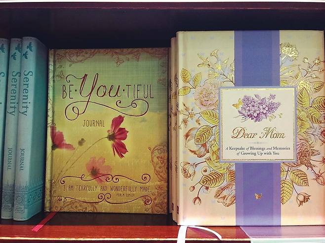 뉴욕 반스앤노블 서점 다이어리 진열대