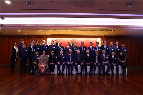 이형우 대표(아랫줄 왼쪽에서 6번째)과 주명건 세종연구원 명예이사장(아랫줄 왼쪽에서 5번째), 신구 세종대 총장(아랫줄 왼쪽에서 7번째) 참석자들이 기념 촬영을 하고 있다.