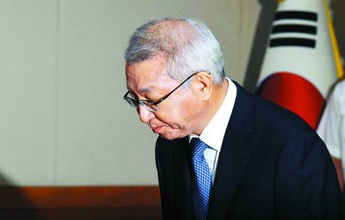 양승태 대법원장이 서울 서초구 대법원 회의실에서 전국 법원장회의를 소집한 뒤 김수천 부장판사의 뇌물수수 구속 사태와 관련해 대국민 사과를 했다. 사과문 낭독을 마친 윤 대법원장이 침통한 표정으로 고개를 숙인 채 회의장을 빠져나가고 있다. 윤성호 기자/사진·국민일보DB