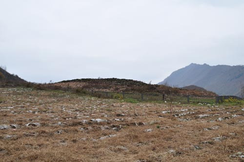 필자가 산상왕릉으로 추정하고 있는 마선구 626호 고분.산 중턱에 높이 축조되어 있어, 산상왕이라는 왕호에 어울린다. [사진출처 = 필자]