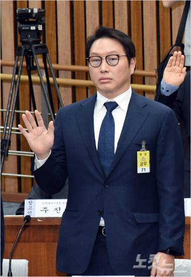 6일 오전 국회에서 열린 '박근혜 정부의 최순실 등 민간인에 의한 국정농단 의혹 사건 진상 규명을 위한 국정조사 특별위원회'에 출석한 최태원 SK 대표이사가 선서를 하고 있다. (사진=윤창원 기자 )