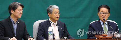 박지원 , "탄핵열차 서울에 거의 도착"      (서울=연합뉴스) 황광모 기자 = 국민의당 박지원 원내대표가 8일 오전 국회에서 열린 의원총회에서 탄핵표결과 관련한 발언을 하고 있다.