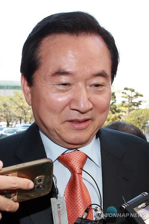 (광주=연합뉴스) 정회성 기자 = 불법 선거운동을 한 혐의를 받은 강운태 전 광주시장이 구속 전 피의자심문에 출석하기 위해 광주지방법원에 들어서고 있다. 2016.3.22  hs@yna.co.kr  (끝)