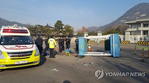 청와대 앞 교통안내초소 차량 추돌사고 발생      (서울=연합뉴스) 8일 오전 서울 종로구 청와대 분수대 앞 도로에서 차량이 교통안내 초소와 추돌해 근무 중인 경찰이 부상하는 사고가 발생했다. 경찰은 정확한 사고경위를 조사하고 있다. 2016.12.8 [독자 제공=연합뉴스]      photo@yna.co.kr