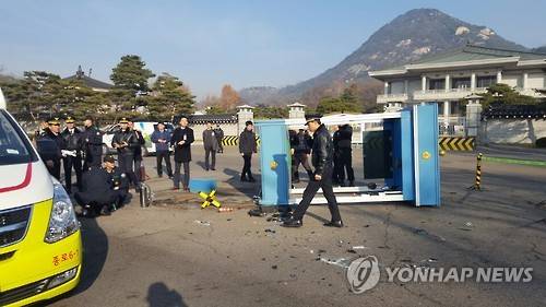 청와대 앞 교통안내초소 차량 추돌사고 발생      (서울=연합뉴스) 8일 오전 서울 종로구 청와대 분수대 앞 도로에서 차량이 교통안내 초소와 추돌해 근무 중인 경찰이 부상하는 사고가 발생했다. 경찰은 정확한 사고경위를 조사하고 있다. 2016.12.8 [독자 제공=연합뉴스]      photo@yna.co.kr