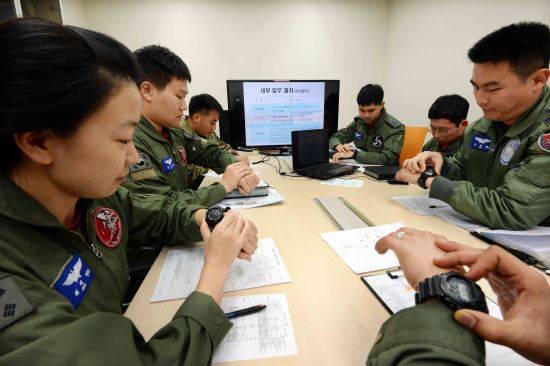 야간훈련을 위한 비행브리핑 후 조정사와 조종실 요원, CCT 요원이 정확한 작전수행을 위해 초단위까지 시간을 맞추고 있다.