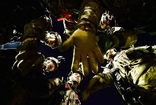 수송기 탑승 전 요원들이 안전한 야간강하를 다짐하는 파이팅을 외치고 있다.