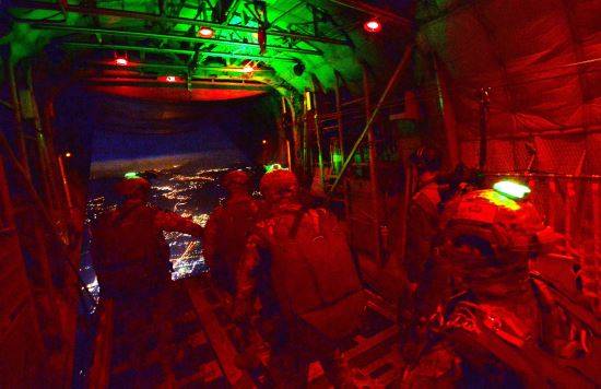 야간강하를 위해 CCT 요원들이 수송기 후미에 줄지어 서있다.