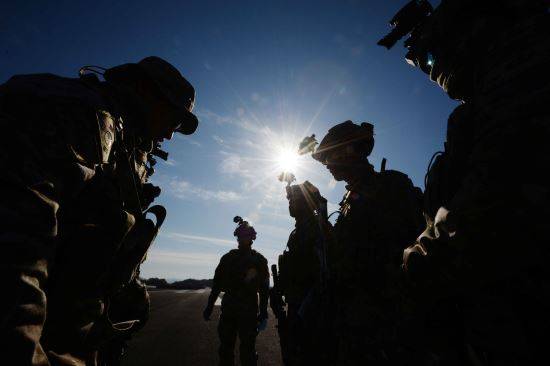 붉은 베레 요원들이 남지비상활주로에서 훈련 내용을 최종 점검하고 있다.