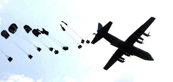 정확한 낙하시점을 알리는 '그린라이트' 신호에 따라 수송기에서 물자를 투하하고 있다.