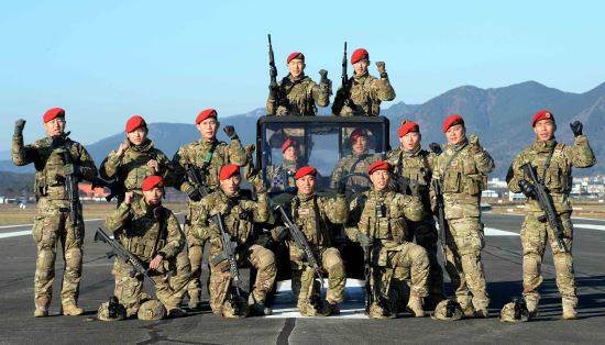 CCT의 붉은 베레모는 '훈련 중 흘린 땀방울은 전시의 피한방울이다'라는 의미를 담고 있다. 훈련을 마친 뒤 요원들이 파이팅을 외치고 있다.