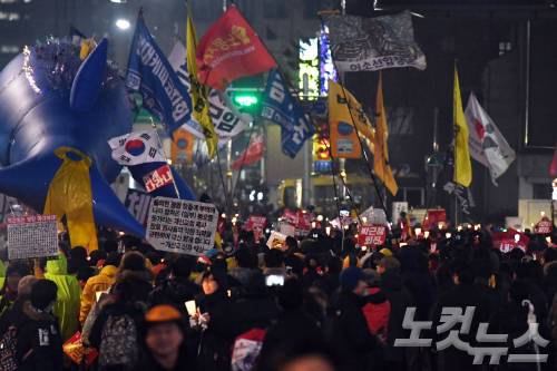 ‘박근혜 대통령 퇴진 촉구’ 5차 촛불집회 참가자들이 26일 오후 서울 청운동사무소에서 광화문광장으로 행진하고 있다. (사진=황진환 기자)