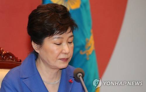 <탄핵가결> 굳은 표정의 박 대통령       (서울=연합뉴스) 백승렬 기자 = 박근혜 대통령이 9일 오후 탄핵소추안이 가결된 이후 청와대에서 열린 국무위원 간담회에서 굳은 표정으로 자료를 보고 있다.