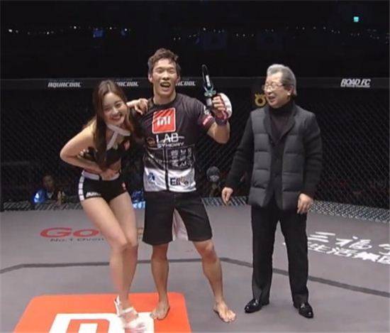 로드FC 031 영건즈 라이트급 경기에서 승리한 박대성 선수가 라운드걸 최설화의 허리를 끌어안고 있다 /사진=MBC 스포츠플러스 중계화면 캡처