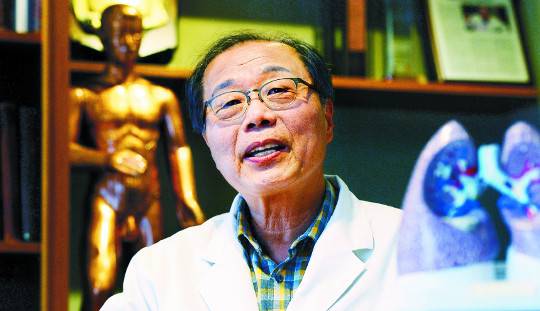 서효석 편강한의원 서초본점 원장이 지난 8일 오후, 진료실에서 그의 40년 진료철학을 담은 편강탕(편강환)을 이용한 청폐 치료 원리와 효과에 대해 설명하고 있다. 구성찬 기자