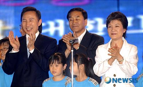 【서울=뉴시스】      20일 오후 서울 송파구 올림픽공원 체조경기장에서 열린 한나라당 제9차 전당대회에서 한나라당 대선후보로 당선된 이명박 대선후보와 박근혜 후보가 어린이들과 합창을  하고 있다./권주훈기자  joo2821@newsis.com