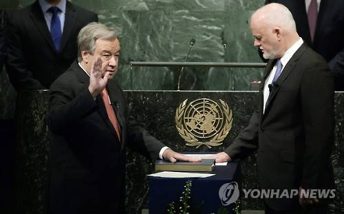 안토니우 구테흐스 제9대 유엔 사무총장 당선인이 12일(현지시간) 뉴욕 유엔본부에서 열린 유엔총회에서 193개 회원국 대표가 지켜보는 가운데 신임 총장 선서를 하고 있다.［EPA=연합뉴스］