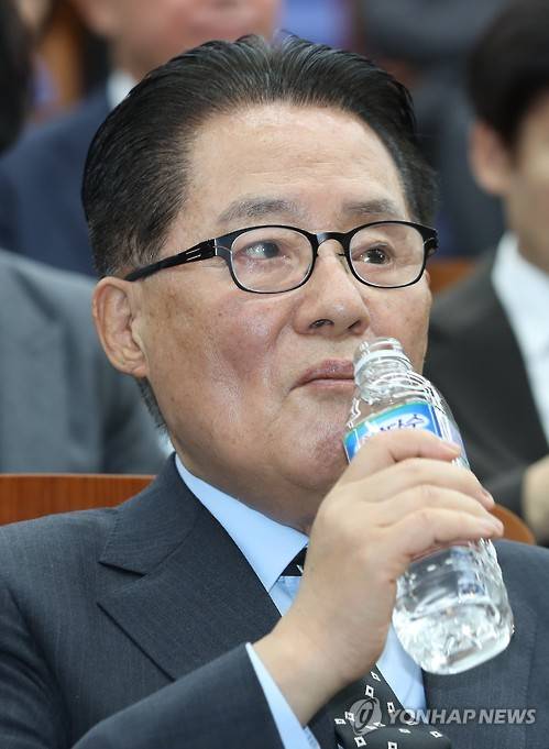 (서울=연합뉴스) 임헌정 기자 = 국민의당 박지원 원내대표가 13일 국회에서 열린 의원총회에서 물을 마시고 있다. 2016.12.13      kane@yna.co.kr