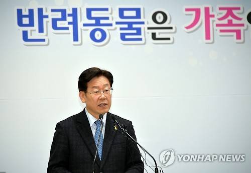 기자회견하는 이재명 성남시장  (성남=연합뉴스) 13일 경기도 성남시청에서 이재명 시장이 모란시장 개 판매업소 정비방안에 대해 기자회견을 하고 있다. 이날 성남시와 모란가축시장상인회는 개 보관 및 도살 행위 근절을 포함한 환경정비 협약을 체결했다. 2016.12.13 [성남시 제공=연합뉴스]      ktkim@yna.co.kr