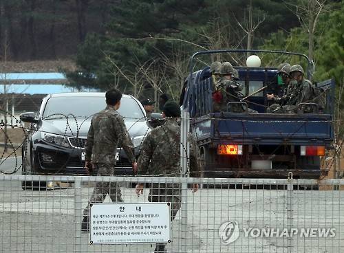 폭발 사고 발생한 울산 군부대      (울산=연합뉴스) 김용태 기자 = 13일 오전 폭발 사고가 발생한 울산시 북구 신현동의 한 군부대로 장병들이 들어가고 있다. 이날 사고로 장병 23명이 다친 것으로 알려졌다.