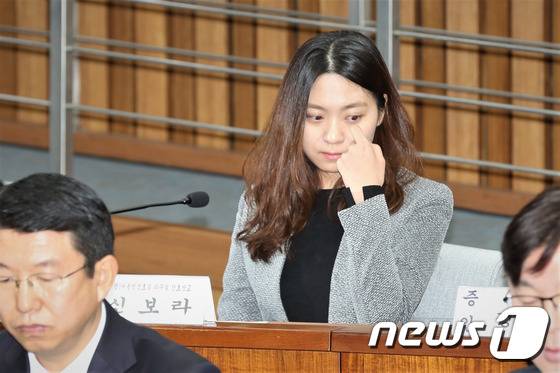14일 국회에서 열린 '박근혜 정부의 최순실 등 민간인에 의한 국정농단 의혹사건 진실규명을 위한 국정조사특위 제3차 청문회'에서 신보라 전 대통령경호실 의무실 간호장교가 생각에 잠겨 있다. 2016.12.14/뉴스1 © News1 사진공동취재단