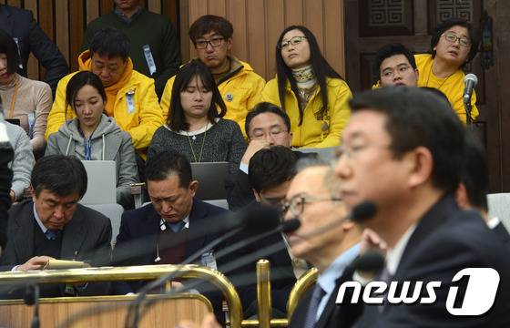 지난달 14일 서울 여의도 국회에서 열린 '박근혜 정부의 최순실 등 민간인에 의한 국정농단 의혹사건 진상규명을 위한 국정조사특별위원회 청문회'에 방청객으로 참석한 세월호 참사 유가족들이 청문회를 바라보고 있다. 2016.12.14/뉴스1 © News1 사진공동취재단