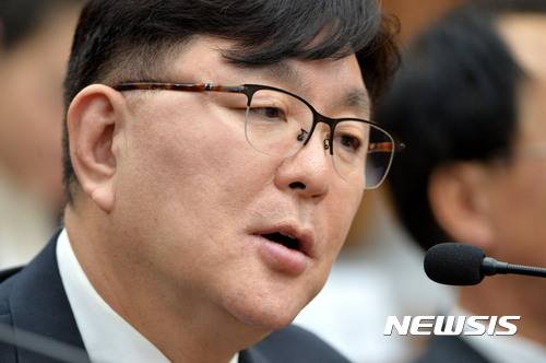 【서울=뉴시스】박진희 기자 = 김영재 김영재의원 원장이 14일 오후 국회에서 열린 박근혜 정부의 최순실 등 민간인에 의한 국정농단 의혹 사건 진상규명을 위한 국정조사 특별위원회 제3차 청문회에 출석하여 질의에 답변을 하고 있다. 2016.12.14.    pak7130@newsis.com