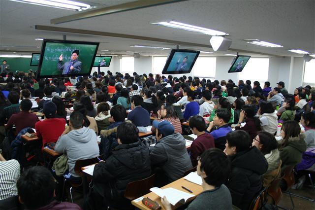 공무원시험을 앞둔 수험생들이 학원가에서 강의를 듣고 있다.서울신문 포토라이브러리