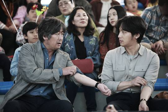 2인 1역을 소화해내는 배우 김윤석(왼쪽)과 변요한/사진제공=롯데엔터테인먼트