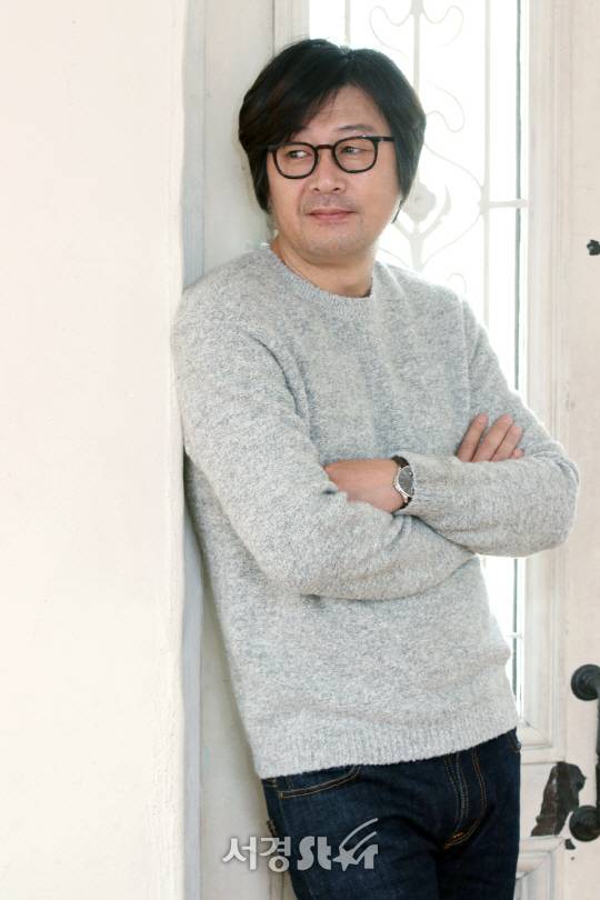 배우 김윤석이 서경스타와의 인터뷰전 포즈를 취하고 있다. /사진=오훈 기자