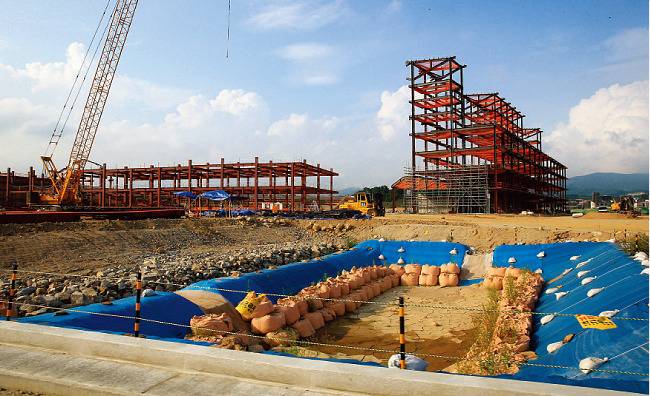 강원 평창군 대관령면 횡계리에 지어지고 있는 올림픽 플라자(개·폐회식장) 공사 현장. [동아일보]