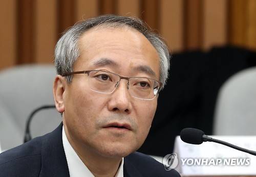 서창석 전 대통령 주치의가 지난해 12월14일 오후 국회에서 열린 최순실 국정농단 의혹 진상규명을 위한 국정조사 특위 3차 청문회에서 의원질의에 답변하고 있는 모습. [연합뉴스 자료사진]