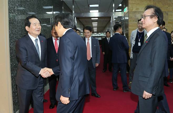 [대통령대행]정세균 국회의장 방문 황교안 대통령권한대행 국무총리가 15일 오후 서울 여의도 국회의사당을 방문, 환담장 밖으로 마중 나온 정세균 국회의장과 악수를 나누고있다. 청와대사진기자단