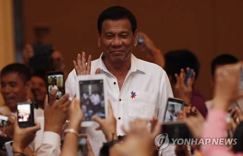 13일 캄보디아 방문 때 자국 교민들을 만난 두테르테 필리핀 대통령[EPA=연합뉴스]